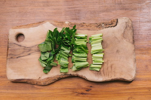 木製まな板で小松菜をざく切り - 調理工程の食材準備