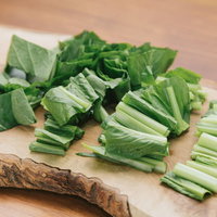 採れたての小松菜をざく切りにした調理準備の写真