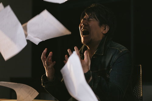 締切に間に合わず原稿を投げ捨てて叫ぶ記者