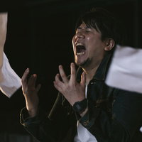 消してぇー リライトしてぇー 書類を投げ捨てる男性の写真