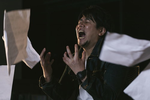 消してぇー リライトしてぇー 書類を投げ捨てる男性