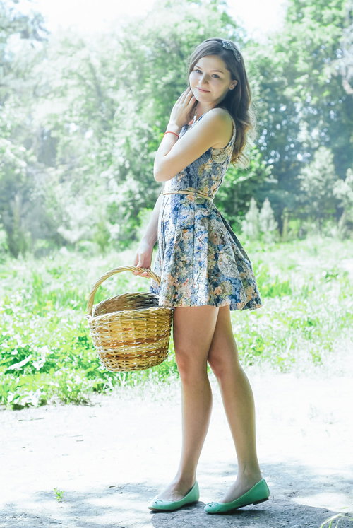 お花摘みにいってきます、笑顔のロシア人美女、夏の屋外