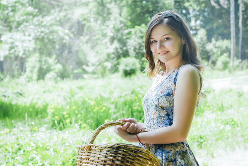 バスケットを持った笑顔のロシア人女性の屋外ポートレート