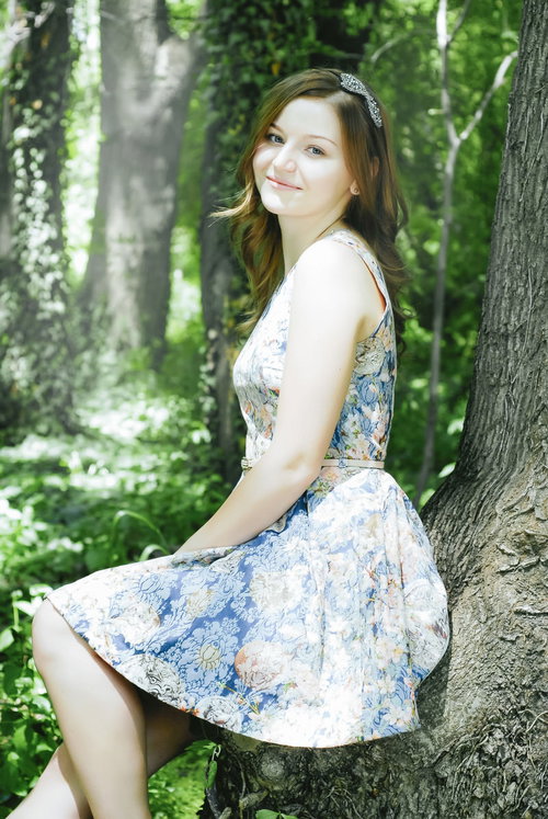 森の中で木によりかかる外国人女性の一休み