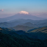 塔ノ岳から望む夕暮れの富士山と丹沢山脈の写真