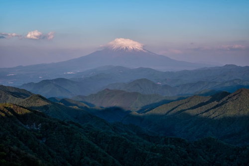 塔ノ岳から望む夕暮れの富士山と丹沢山脈