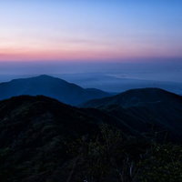 朝焼けに染まる大山と表尾根の稜線の写真