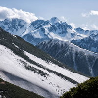 常念山脈から望む沸き立つ雲と北穂高岳の雪景色の写真