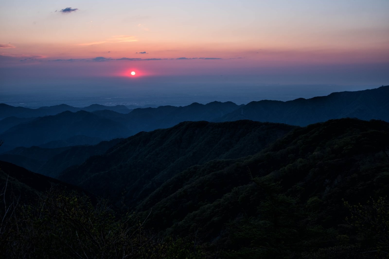 丹沢山頂から見た朝焼けと夜明けの空