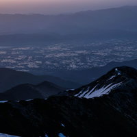朝焼けに染まる前常念岳と安曇野の田園風景の写真