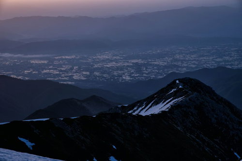 朝焼けに染まる前常念岳と安曇野の田園風景