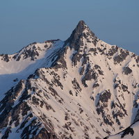 北アルプス東鎌尾根の残雪と槍ヶ岳の写真
