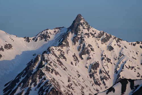 北アルプス東鎌尾根の残雪と槍ヶ岳