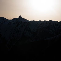 夕暮れ時の槍ヶ岳のシルエットの写真