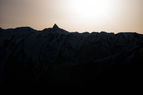夕暮れ時の槍ヶ岳のシルエット