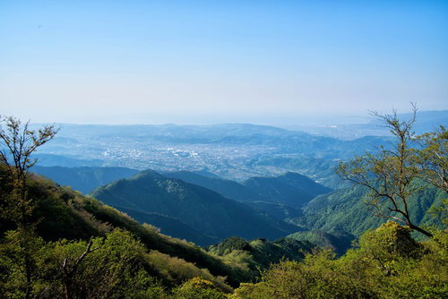 鍋割山から望む秦野市の街並みと青空、山間に広がる町並み