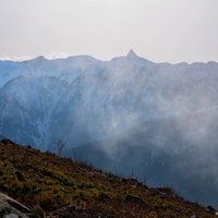 雲海の中から姿をあらわす槍ヶ岳の山頂と北アルプスの風景の写真