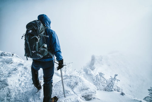 スカイリムの世界に迷い込んでしまった俺がとりあえず一番でかい山登ってみたww