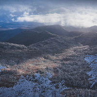 光が差し込む冬の北八ヶ岳の写真