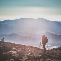 山小屋に掛けられた登山ウェアの写真