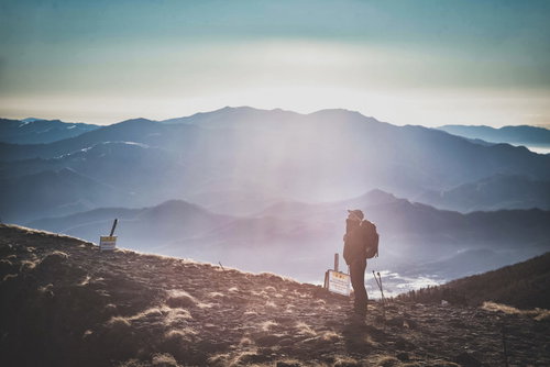山小屋に掛けられた登山ウェア