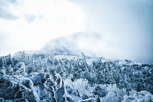 立ち込める雲に覆われた冬の天狗岳の雪山風景