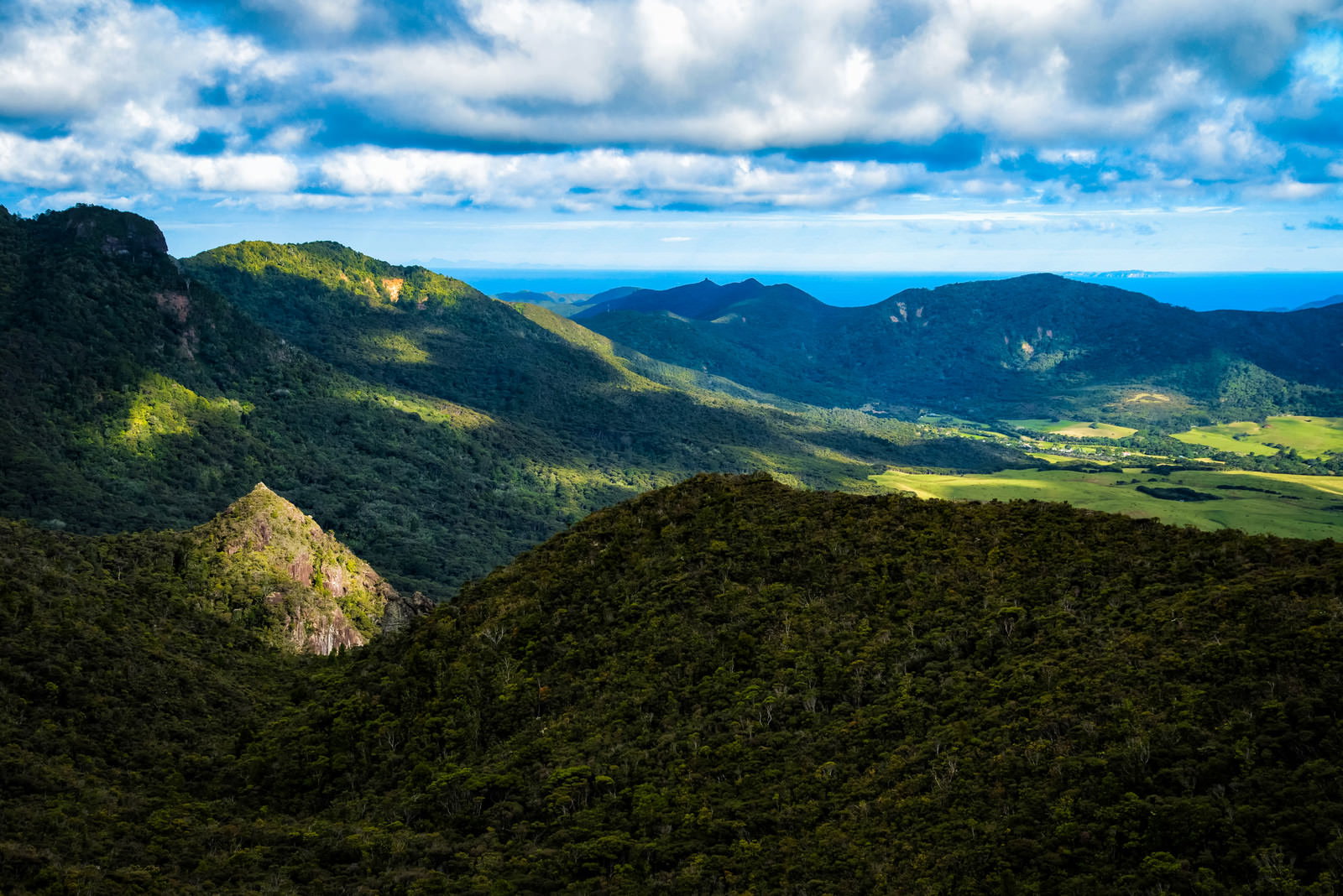 ニュージーランド・アオテアのトレッキングコースから見える緑の山々と青空の絶景