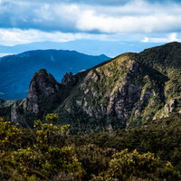 ウィンディキャニオンの剥き出しの岩壁と山々（ニュージーランド）の写真