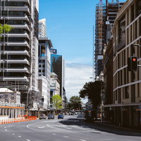 オークランドの街並みと車道の都市風景 ニュージーランドの写真