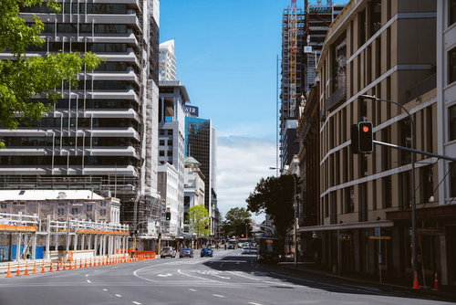 オークランドの街並みと車道の都市風景 ニュージーランド