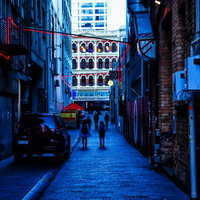 オークランドの裏路地を行き交う通行人たちの写真