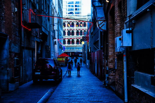 オークランドの裏路地を行き交う通行人たち