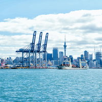 オークランドのコンテナターミナルに停泊する貨物船（ニュージーランド）の写真