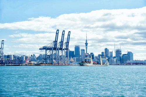 オークランドのコンテナターミナルに停泊する貨物船（ニュージーランド）