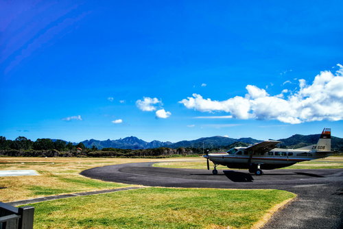 グレートバリア島の空港に停まる白い小型飛行機（ニュージーランド）