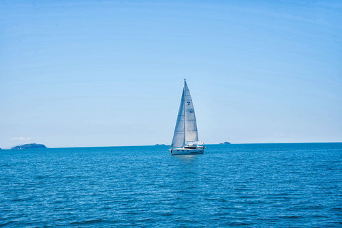 帆を立ててハウラキ湾を進むヨット（ニュージーランド・オークランド）