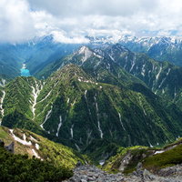 黒部ダムと残雪の槍ヶ岳、飛騨山脈の山岳風景の写真
