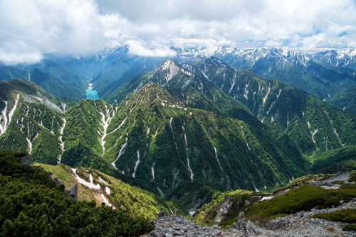 黒部ダムと残雪の槍ヶ岳、飛騨山脈の山岳風景