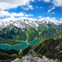 針ノ木岳山頂から望む北アルプスと黒部ダムの大パノラマの写真