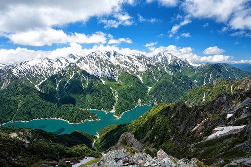 針ノ木岳山頂から望む北アルプスと黒部ダムの大パノラマ