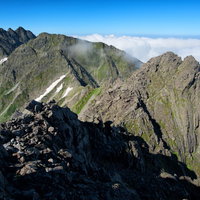北穂高岳から涸沢岳への岩稜縦走ルートと山並み風景の写真