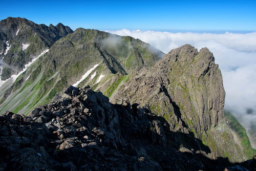 北穂高岳から涸沢岳への岩稜縦走ルートと山並み風景