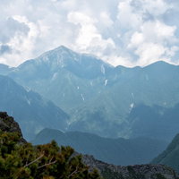 北穂高岳から見る常念岳と連なる山々（北アルプス）の写真