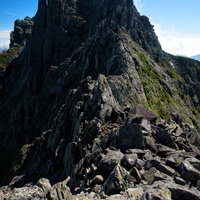 登山グレーディングの高い難路に挑む登山者、穂高岳の岩峰ルートの写真