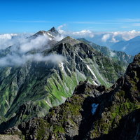 雲に覆われる大キレットと槍ヶ岳、飛騨山脈の岩稜の写真