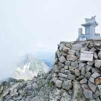奥穂高岳山頂に鎮座する穂高神社嶺宮の石段と祠の写真
