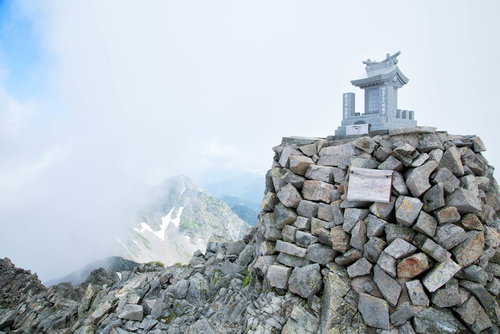 奥穂高岳山頂に鎮座する穂高神社嶺宮の石段と祠