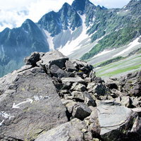 登山道の岩に書かれた方向表記（奥ホへ↔北穂へ）の写真