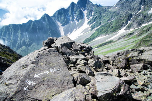 登山道の岩に書かれた方向表記（奥ホへ↔北穂へ）