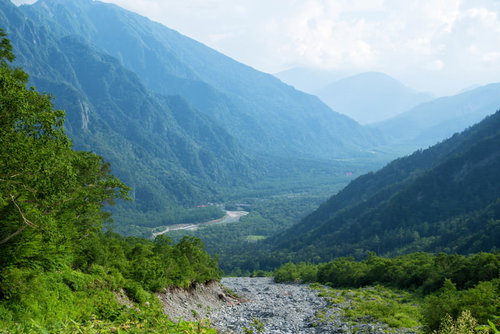 岳沢から続く上高地の谷と雪渓